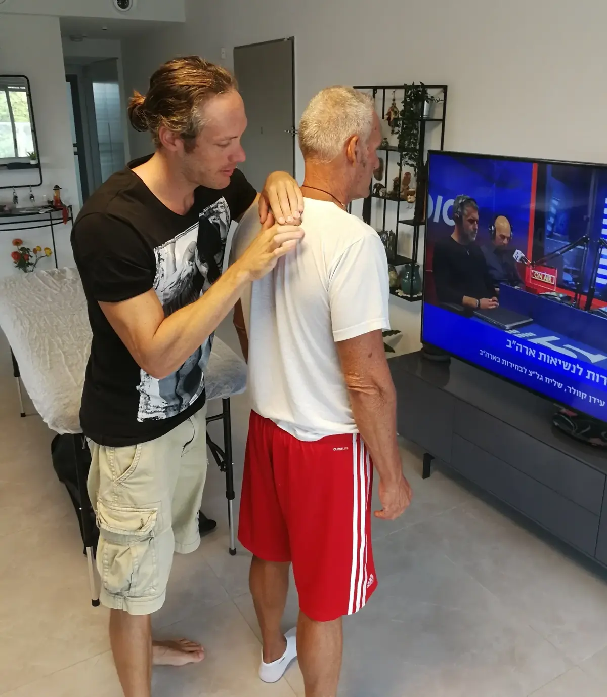 בדיקת כתפיים ויציבה במהלך אבחון תנועתי