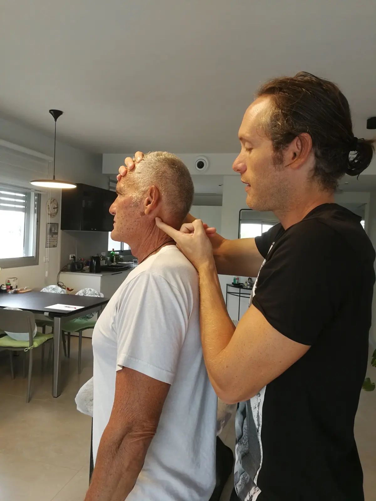 שחרור נקודות כאב בצוואר בטיפול פאשיקום